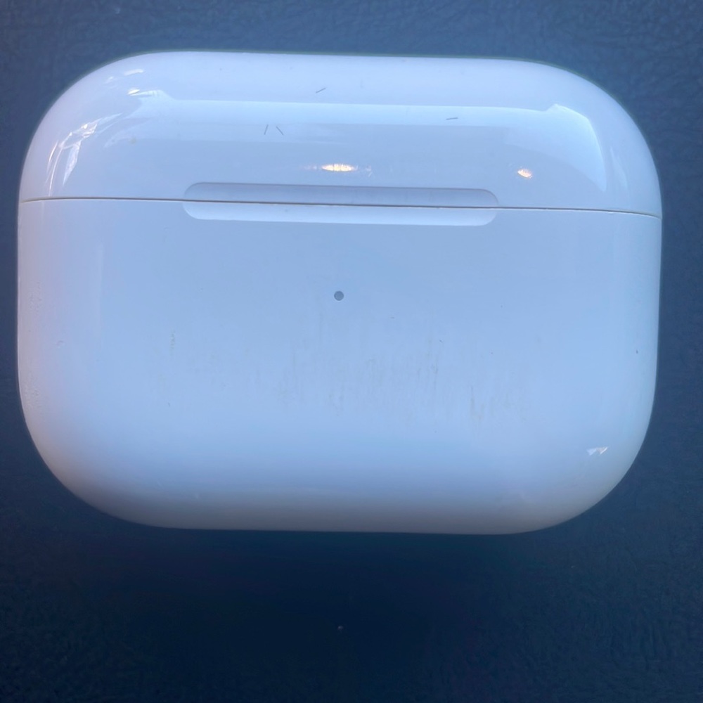 Apple airpod pro charging case